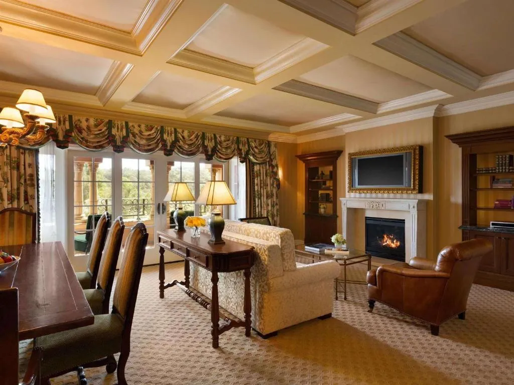 Paseo One-Bedroom King Suite with Sofa Bed and Fireplace