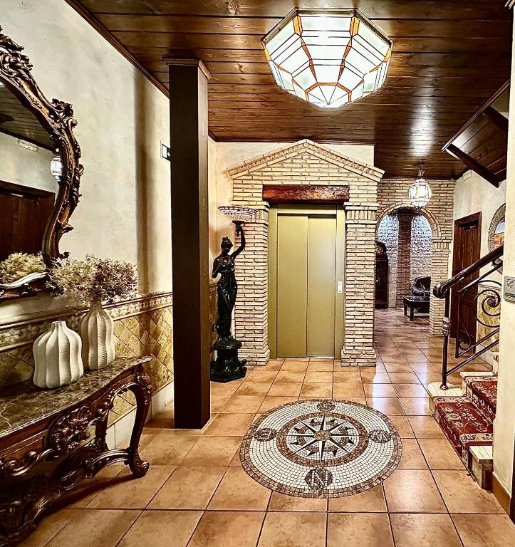 a lobby with a door and a statue of a man at Hostal Rodri in Granada