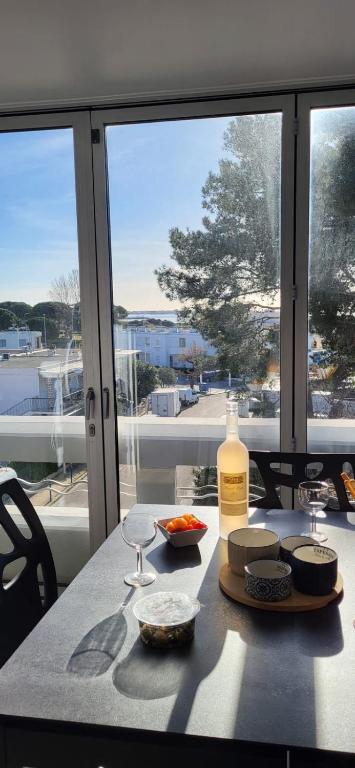 La Voile Bleue où il fait bon être plage et commerces à pied