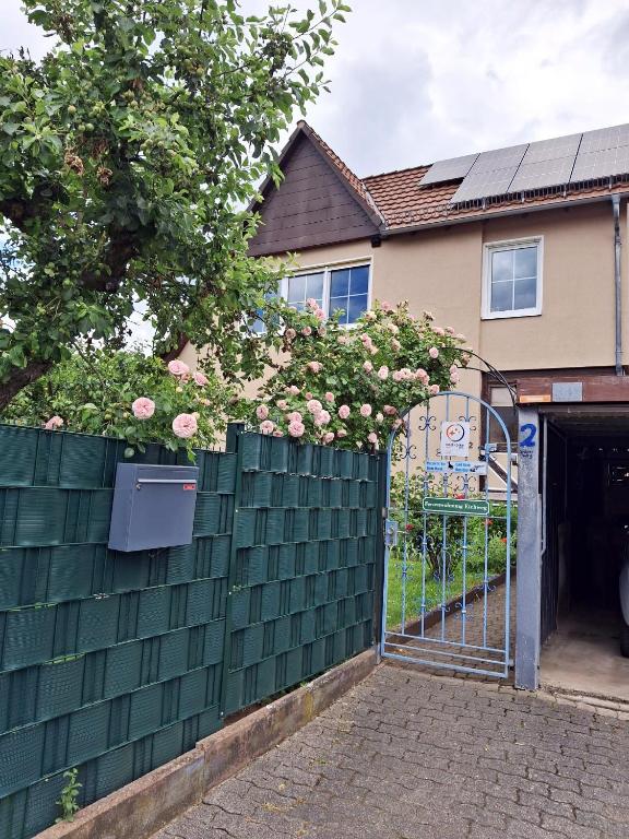 ein grüner Zaun vor einem Haus in der Unterkunft Ferienwohnung Eichweg in Bad Sooden-Allendorf