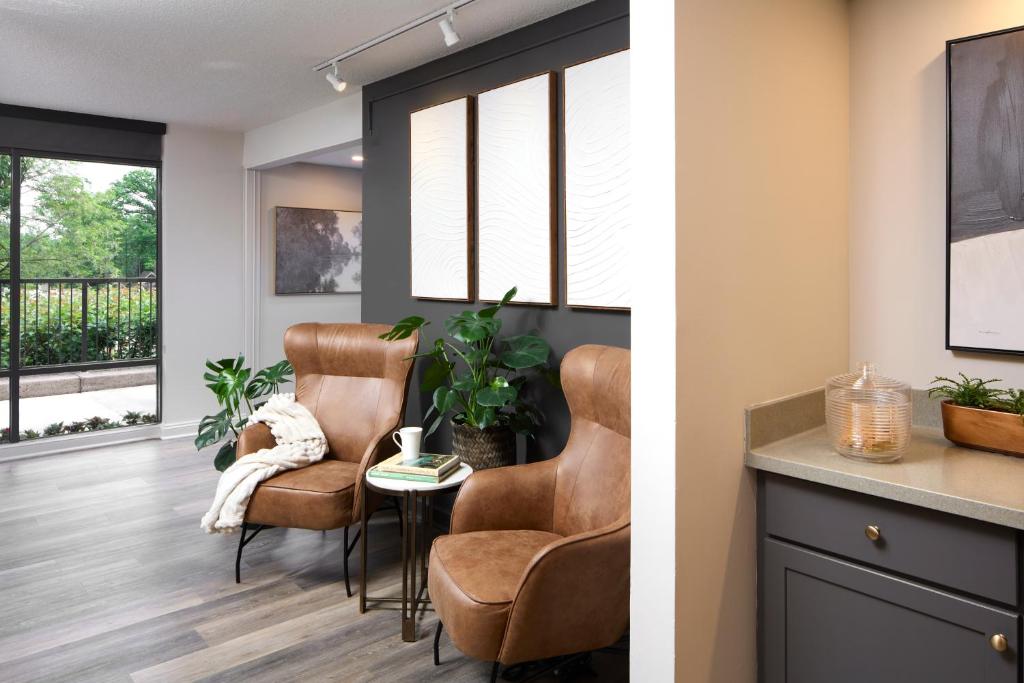 a kitchen and dining room with chairs and a table at Hotel Arlington in Arlington