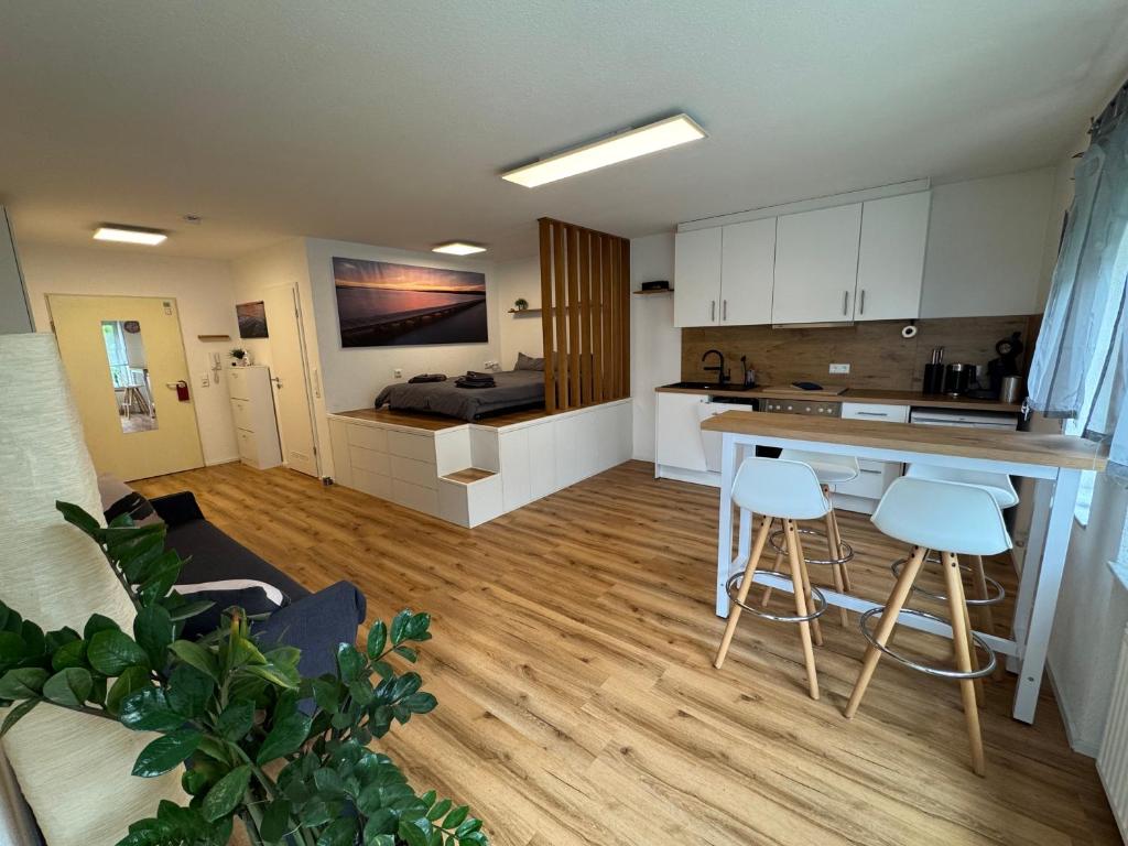 a room with a kitchen and a living room at Spatzennest am Bodensee in Bermatingen
