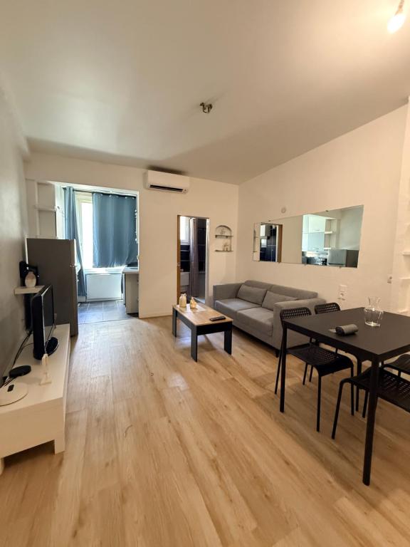 Lovely 3 rooms Nice riquier next to Port with AC!