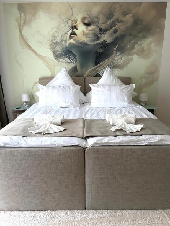 a bedroom with a bed with a painting on the wall at Boutique Apartment mit Balkon, Küche, Zentral, HDZ, BALI THERME, GOP in Bad Oeynhausen