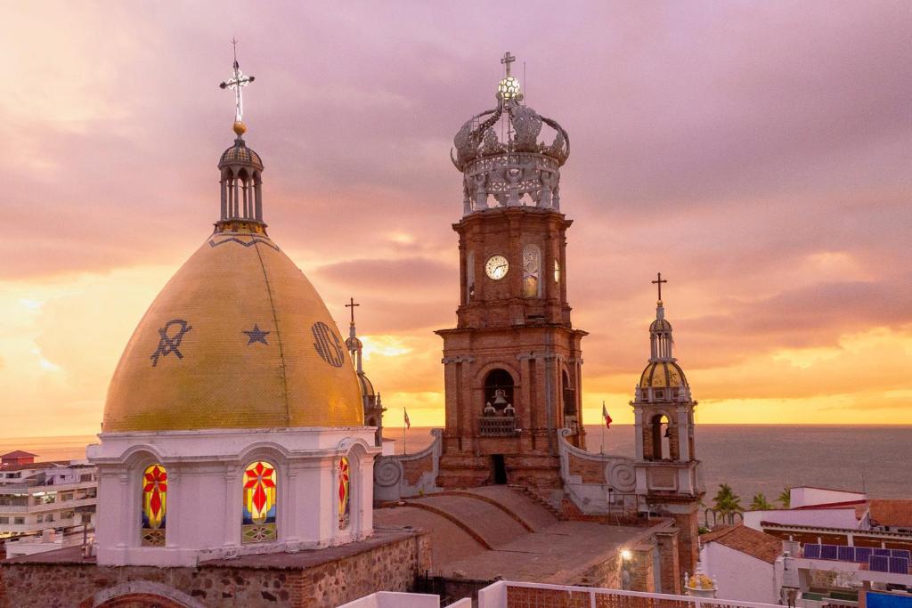 eine Kirche mit einem Glockenturm auf dem Dach in der Unterkunft BellView Hotel Boutique in Puerto Vallarta