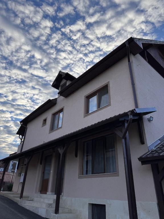 Pensiune lângă Mănăstirea Izbuc - Housity
