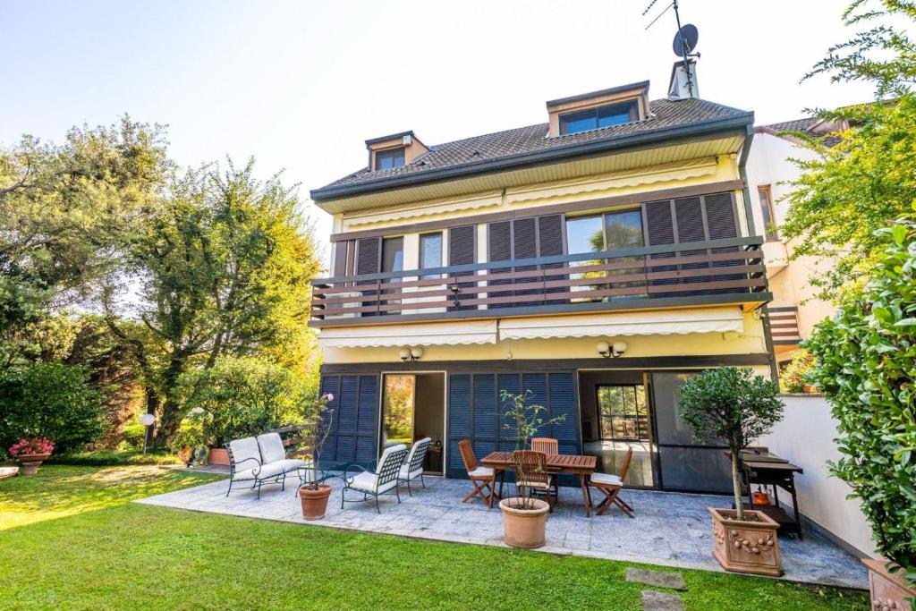 a house with a patio with a table and chairs at Villa San Siro Olympic Stadium in Milan