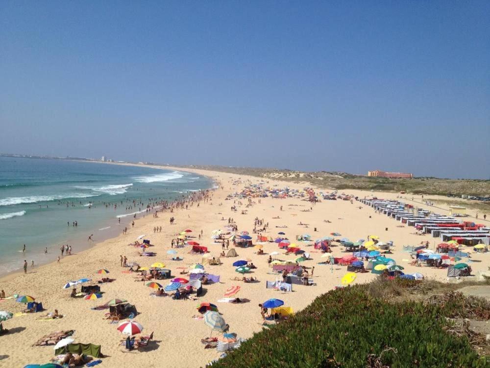 uma multidão de pessoas numa praia com guarda-sóis em Estrela do Mar - 100m da praia em Peniche