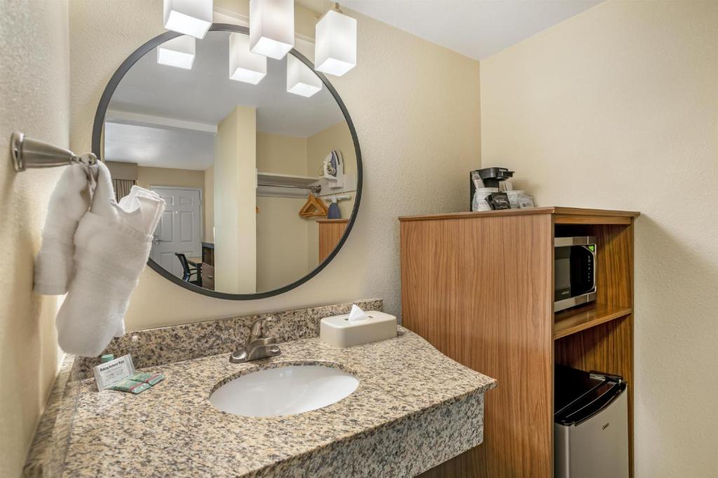 Best Western Town House Lodge - King Room With Shower Only - Non-Smoking