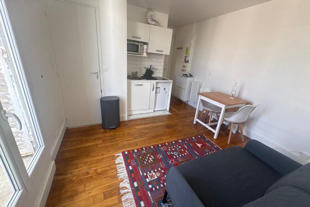 Balcony studio in the heart of 15th Arr