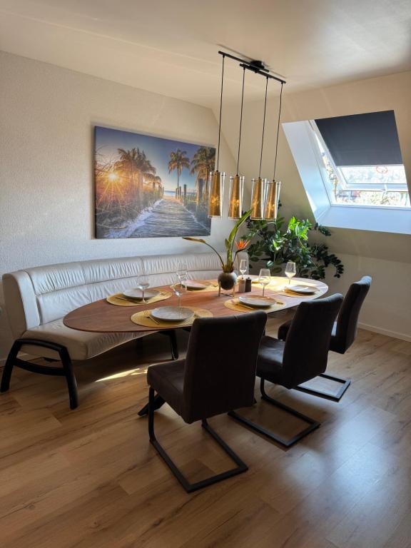 a dining room with a table and chairs at Neubau, Luxus, 3-Zi Wohn für KaffeeGenießer in Eggenstein