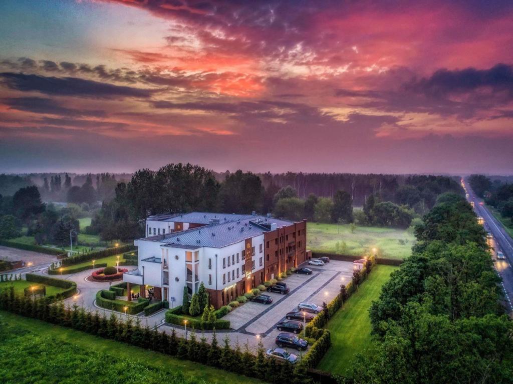 an aerial view of a building with a parking lot at Mercure Wiazowna Brant in Wiązowna