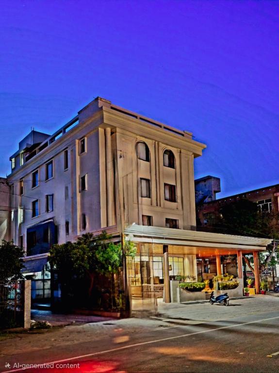 ein Gebäude in einer Straße mit einem Gebäude in der Unterkunft Hotel The Marque Mathura in Mathura