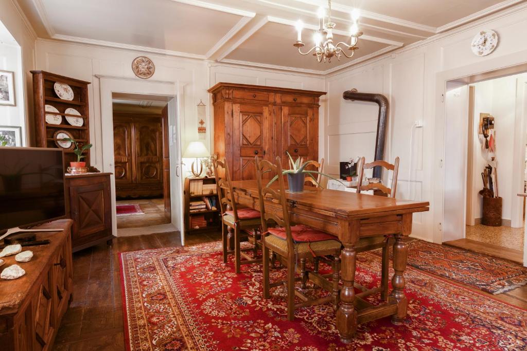 a living room with a wooden desk and a table at Appartement ambiance vieux chalet in Sembrancher