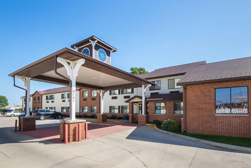 un edificio con una torre de reloj encima en Motel 6-Waterloo, IA - Crossroads Mall - Cedar Falls, en Waterloo