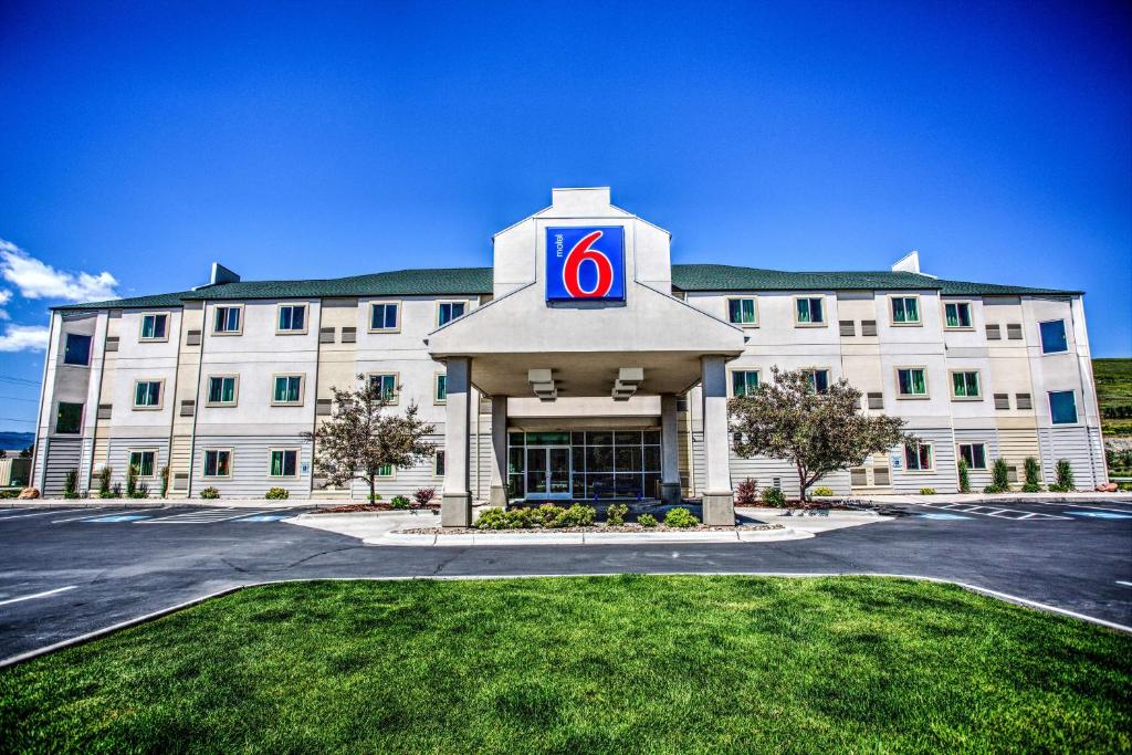 a building with a sign on the front of it at Motel 6-Missoula, MT in Missoula