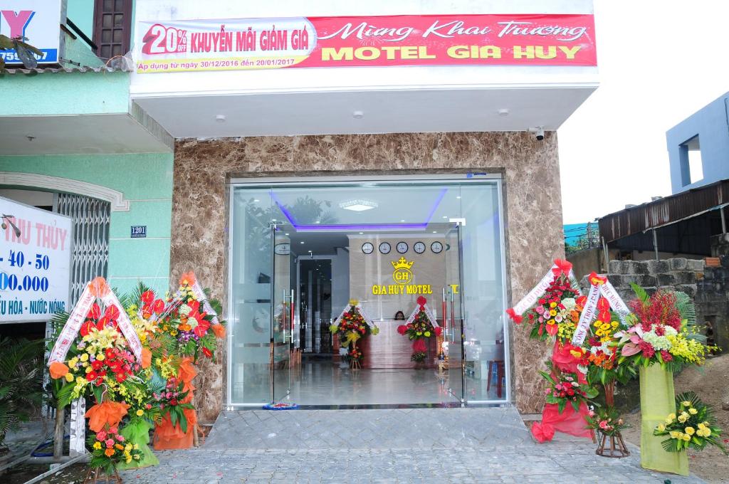 einen Hoteleingang mit Blumen vor einem Gebäude in der Unterkunft Gia Huy Guesthouse in Đà Nẵng