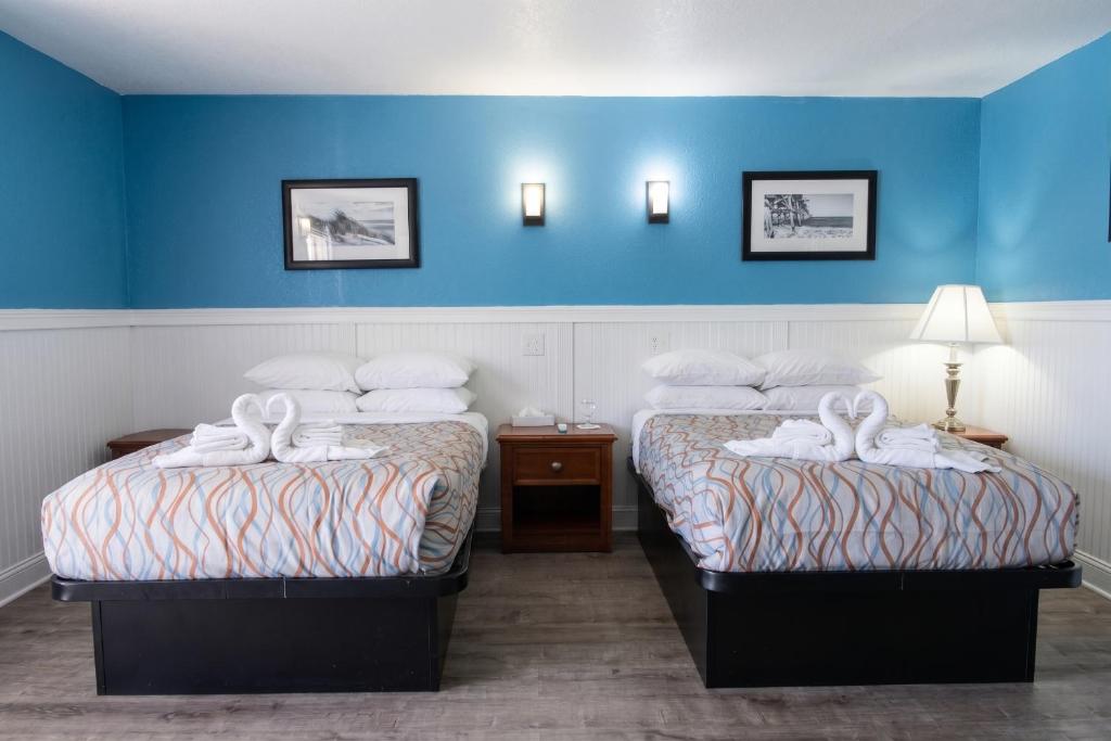 Colonial Inn - Standard Room With Two Double Beds