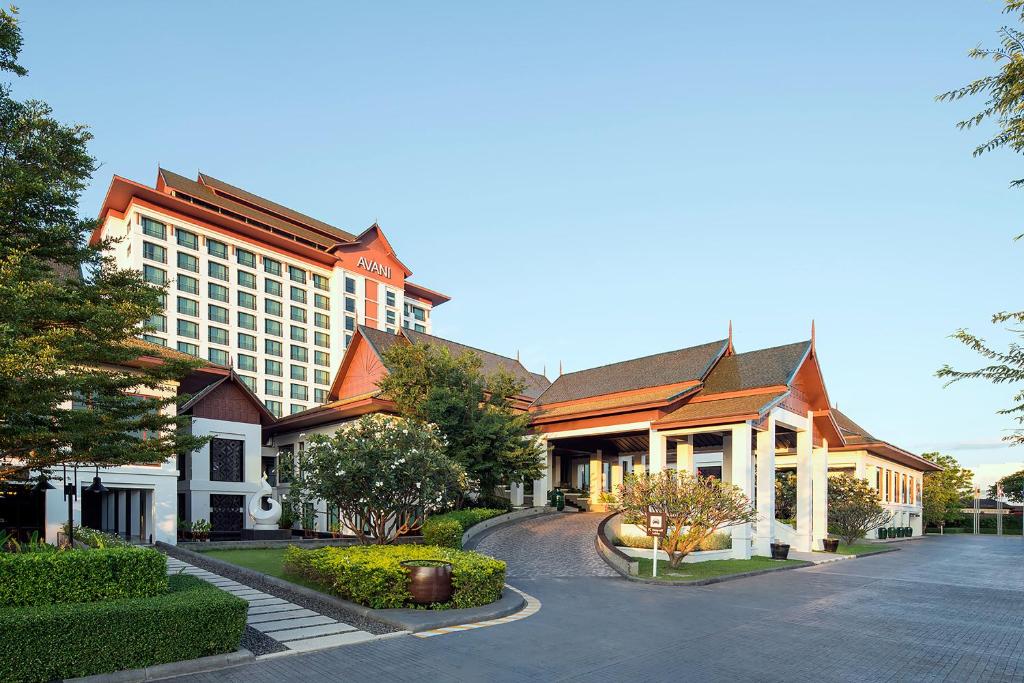 坤敬Avani Khon Kaen Hotel & Convention Centre的前面有街道的建筑