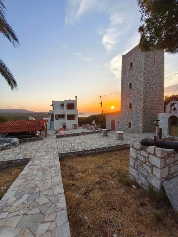 a view of a building with the sunset in the background at Casa Stella in Mézapos