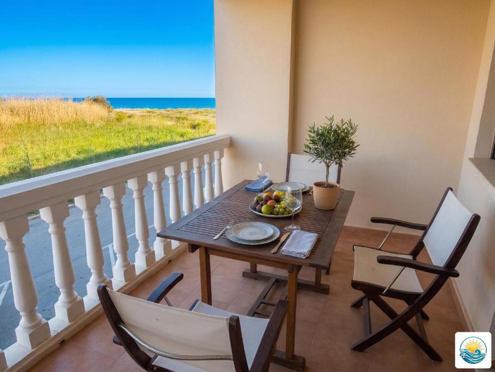 a balcony with a table with a bowl of fruit on it at Adosado Primera línea de mar Playa de Puzol con Piscina y terrazas in Playa de Mar