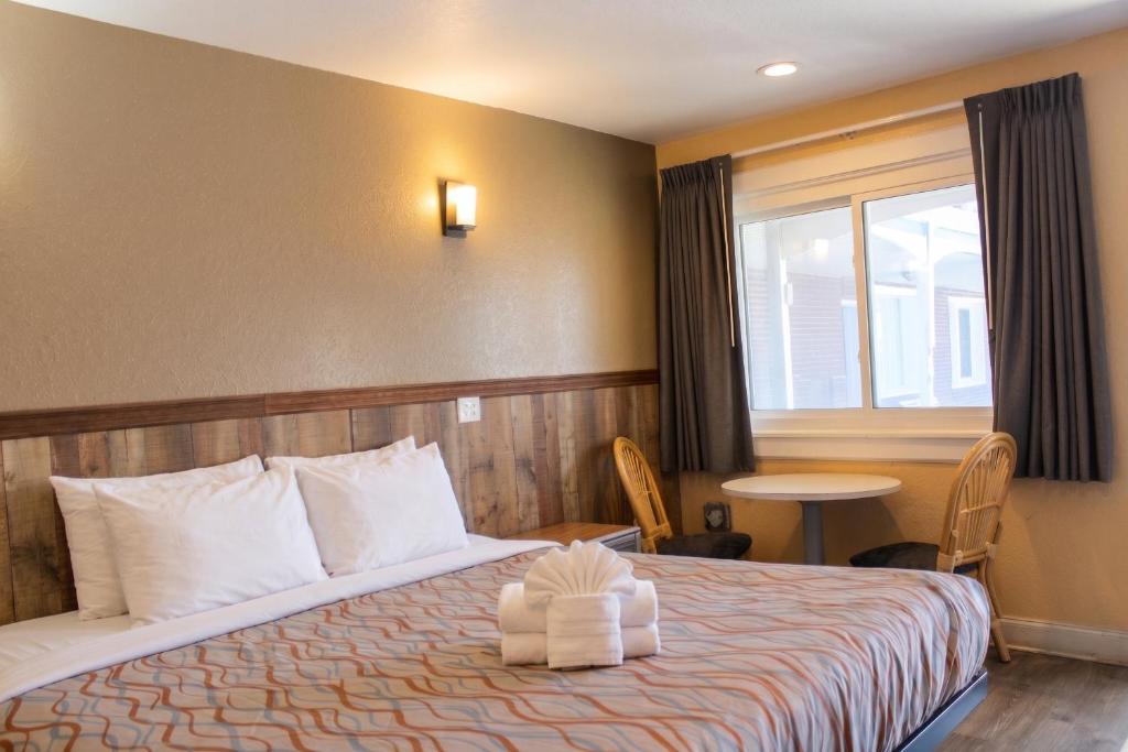 Colonial Inn - Standard King Room