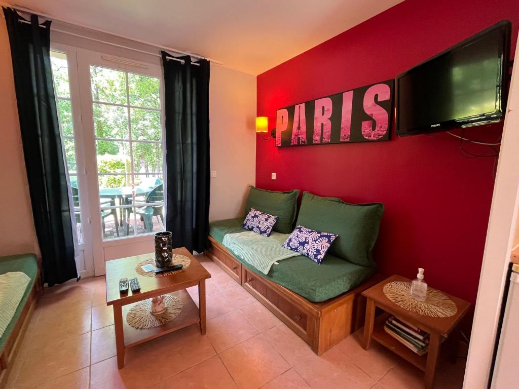a living room with a couch and a flat screen tv at Valentine in Monflanquin