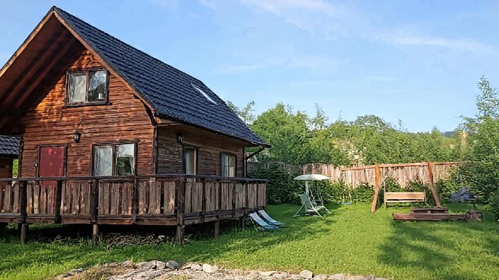 a log cabin in a yard with a yard at Bieszczadzka Chatka Gosia - Off Road , Quady , Jazda Konna in Czarna