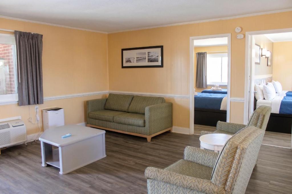 Colonial Inn - Deluxe Two-Bedroom Apartment