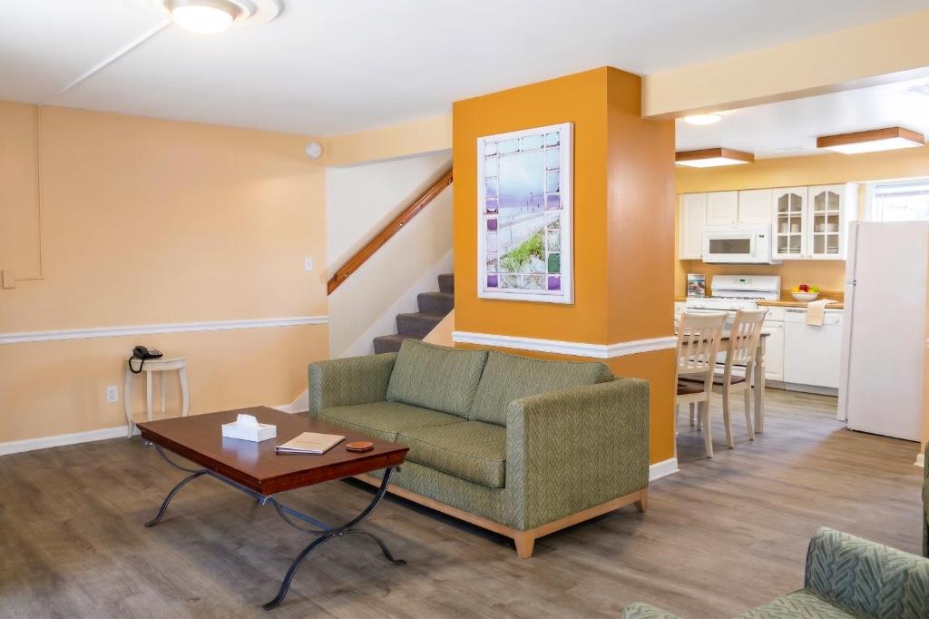 Colonial Inn - Apartment With Pool View