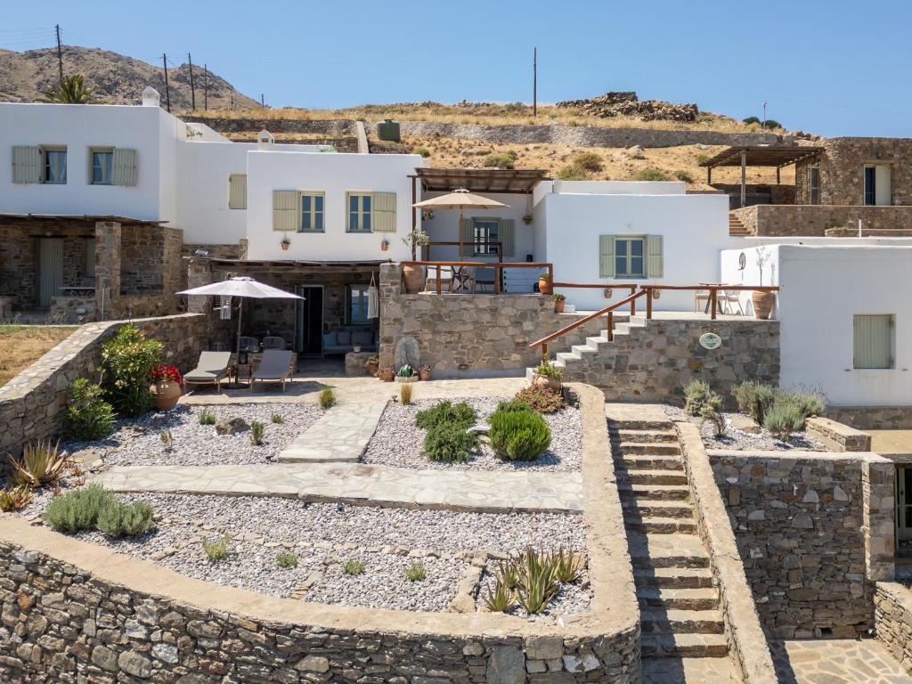 a view of the house from the street at Villa Ostria in Rámos