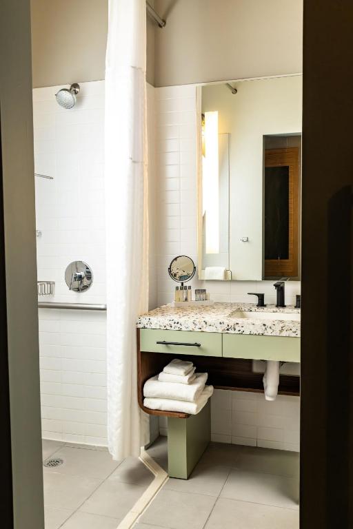 Canvas Hotel Dallas - 