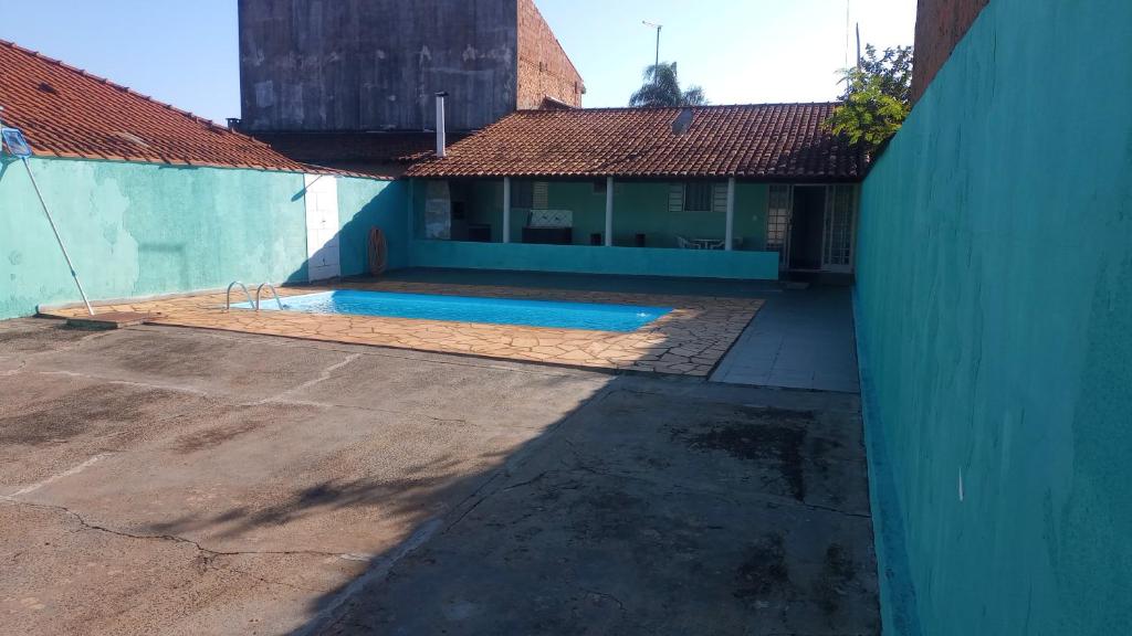 a swimming pool in the courtyard of a house at Edícula Gigá in Brotas