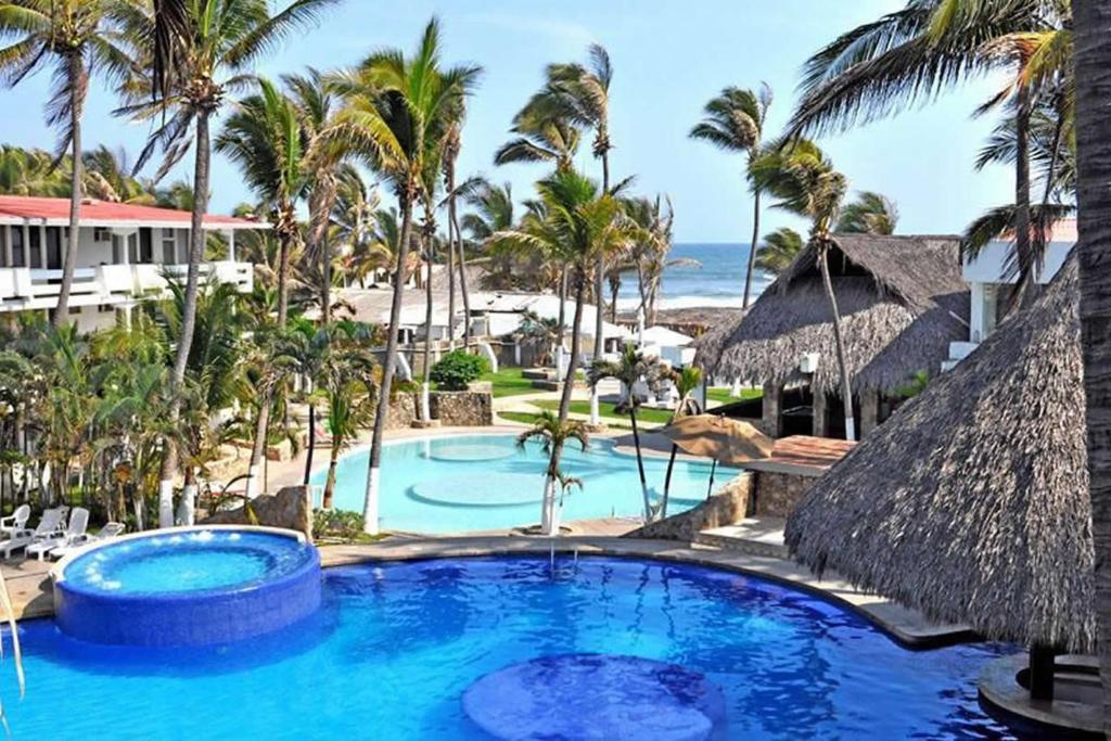 uitzicht op het zwembad van het resort bij Mar Paraiso Queen in Acapulco