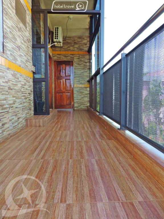 an empty room with a wooden floor and a door at Hotel Travel Encarnación in Encarnación