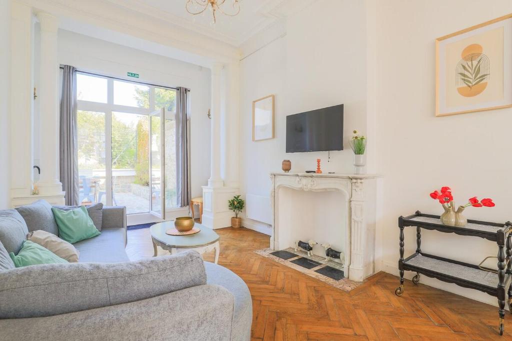 a living room with a couch and a fireplace at Suite Number 14 in Liévin