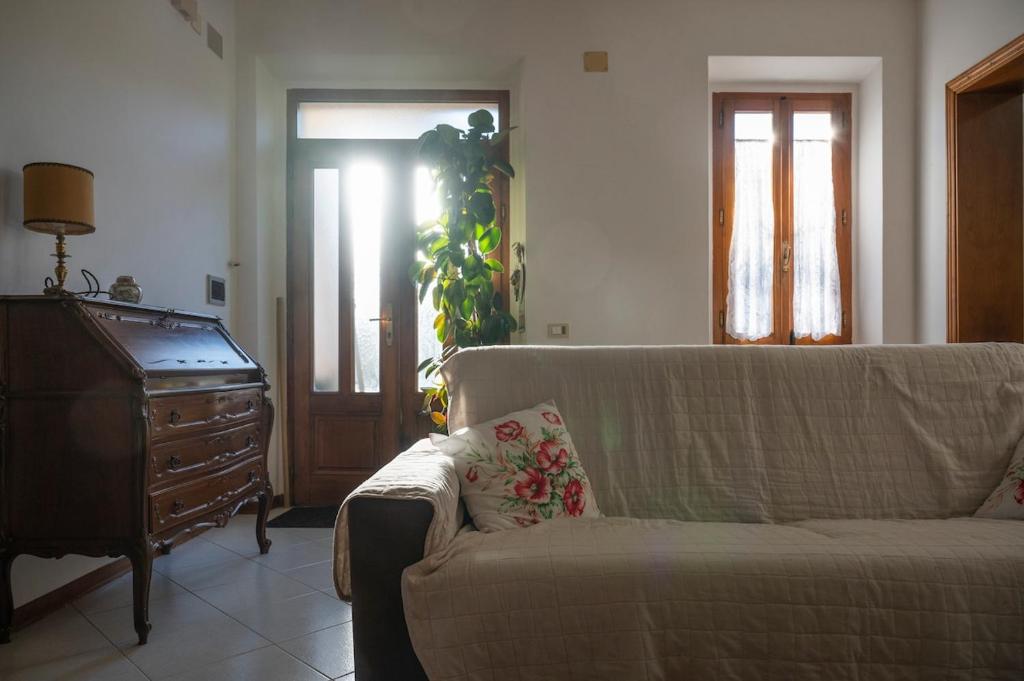 a living room with a couch and a dresser at Sonia House Discover Tuscany in Torniella