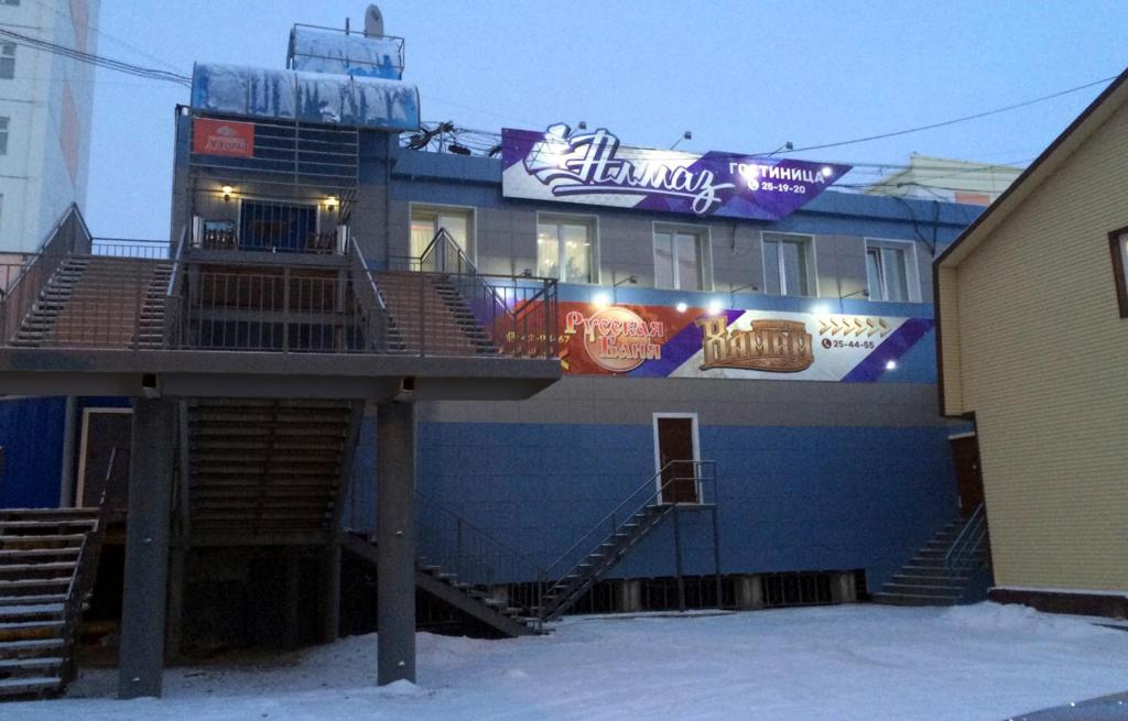 ヤクーツクにあるAlmaz Hotelの雪面の階段