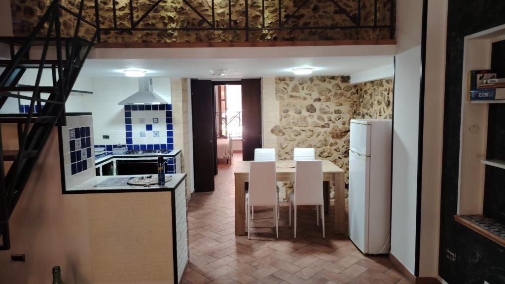 a kitchen with a table and chairs in a room at casa carmela in Bolognetta