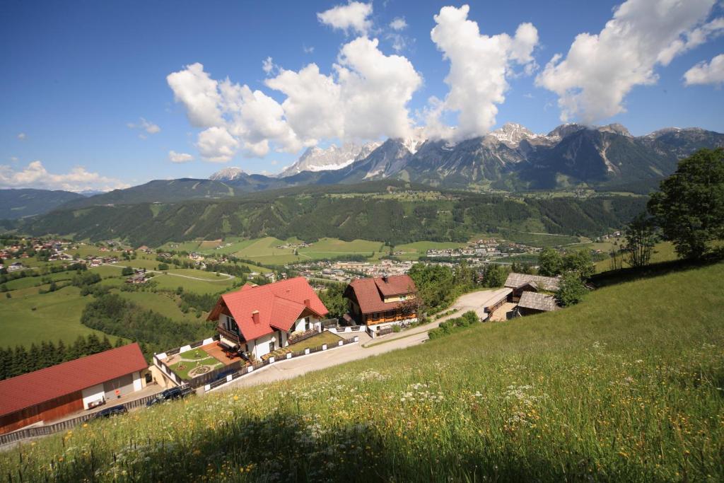 Una vista de un pueblo con montañas al fondo. en Ferienhaus Hutegger, en Schladming
