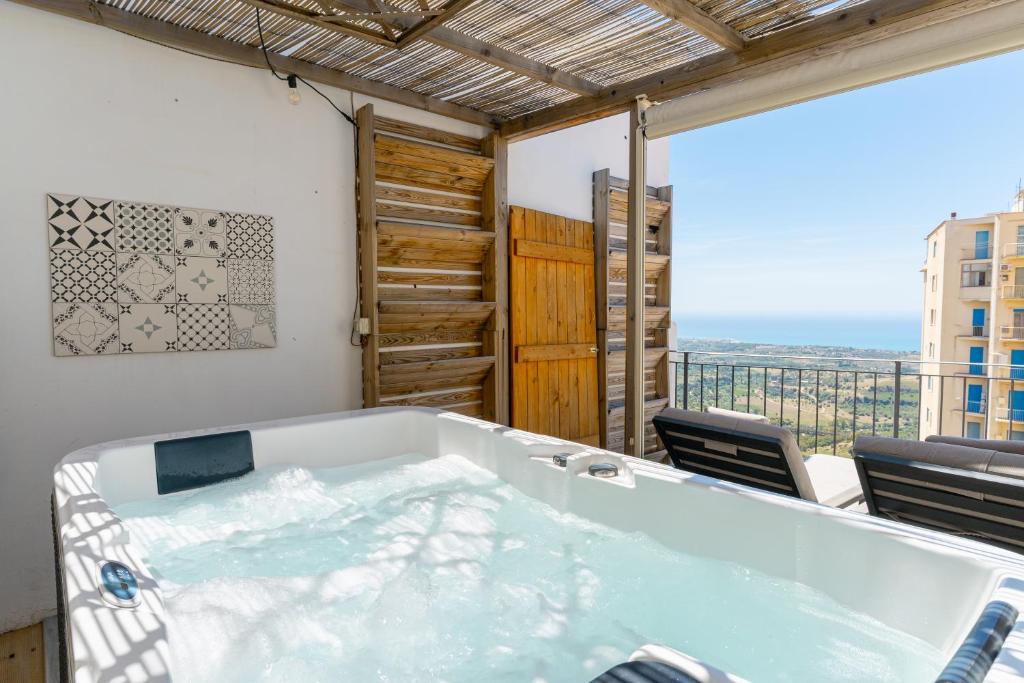 ein Whirlpool auf einem Balkon mit Aussicht in der Unterkunft Agrigento Bed in Agrigento