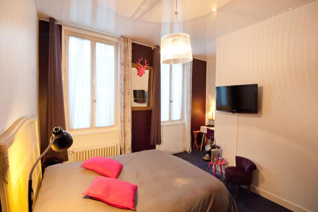Postel nebo postele na pokoji v ubytování Hotel Le Prieuré et La Résidence