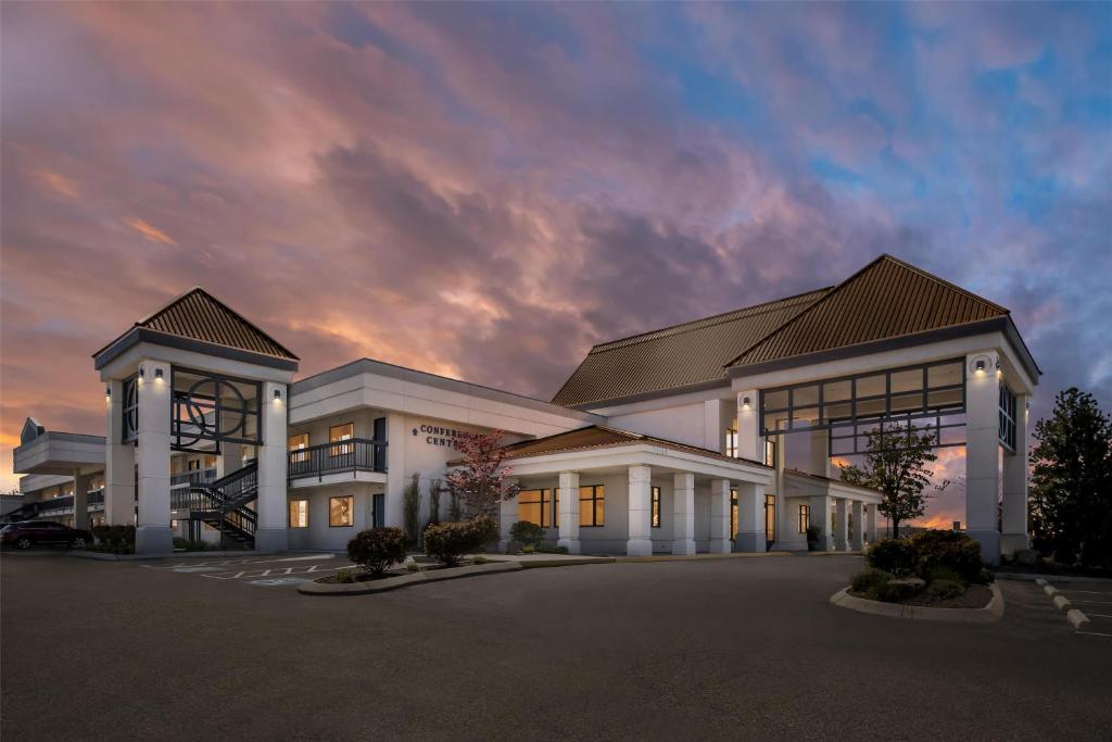 Best Western Vista Inn at the Airport photo