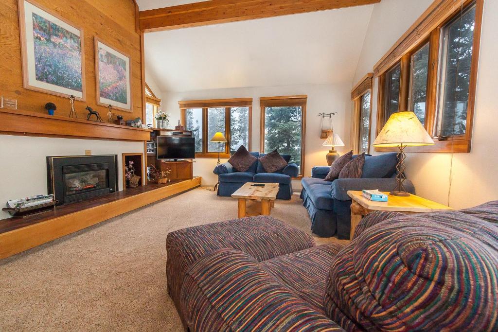 a living room with a couch and a fireplace at Quicksilver #1602 in Keystone