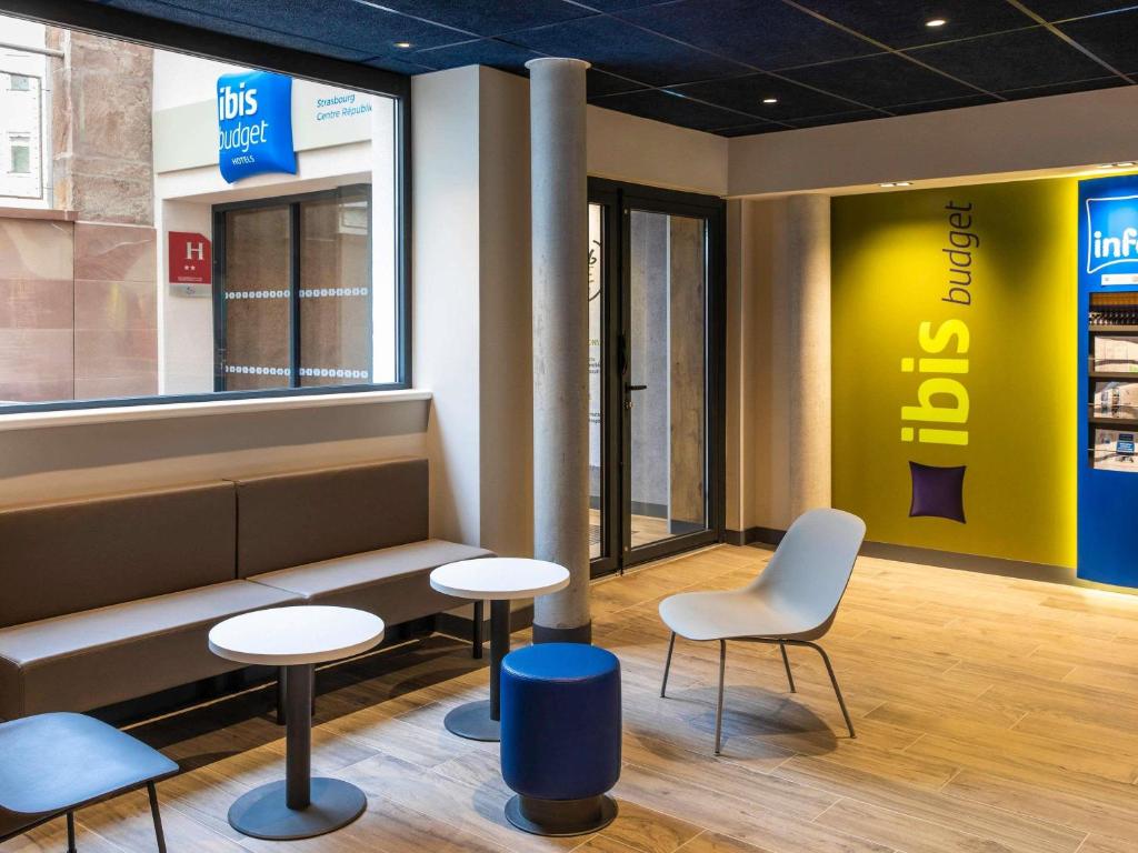 a waiting room with two tables and two chairs at Ibis Budget Strasbourg Centre Republique in Strasbourg