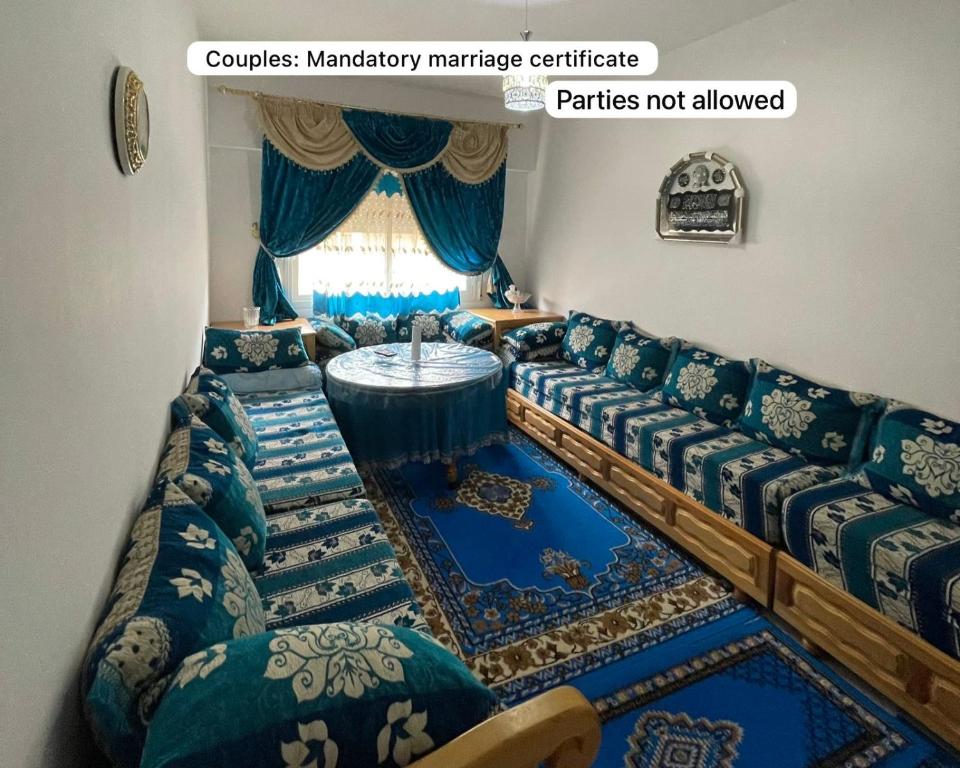 a living room with a couch and a table at Appartement Familial Al Hoceima WiFi in Al Hoceïma