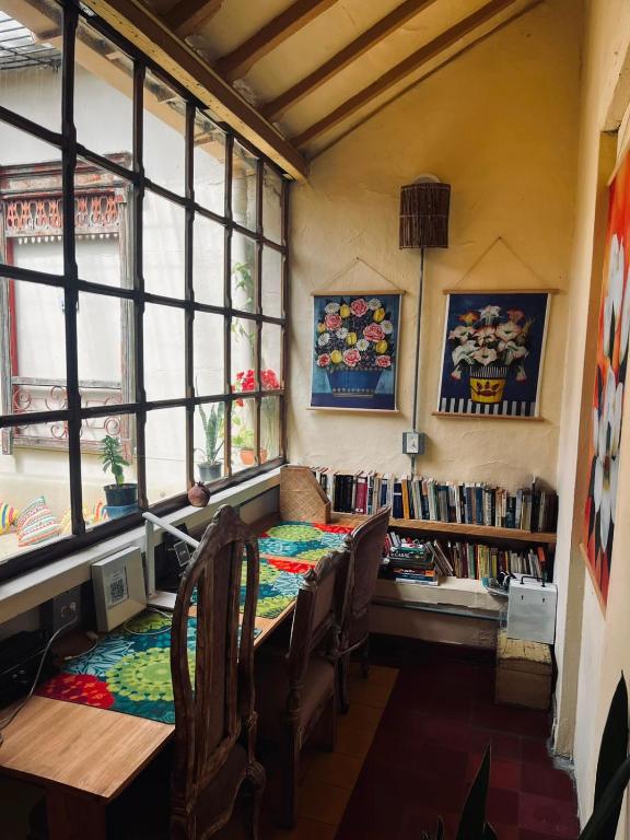 a room with a table and chairs and a book shelf at Coliving Granada in Envigado