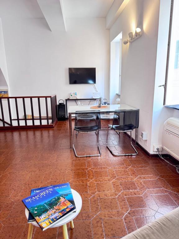 a living room with a table and a couch at Casa Mia Bogliasco Mare & Centro in Bogliasco