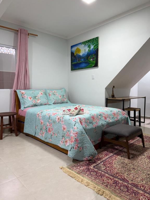 a bedroom with a bed and a stair case at Studio 25 Na Cidade do CAFÉ 300m do Centro in Brejetuba