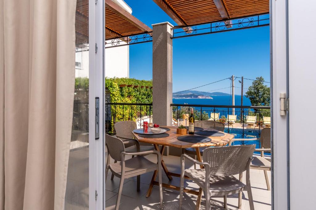 a patio with a table and chairs on a balcony at Apartments Oktopus in Sutomore